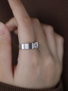 Bague pour homme en argent 925 avec moissanite taille coussin 1 carat, finition brossée, sertie par tension, style moderne raffiné, cadeau pour personne spéciale - Product Image 5