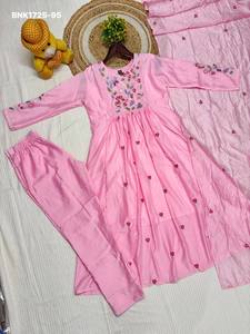 Kurti-pantalon et dupatta longs en soie Chanderi de qualité supérieure avec encolure et motifs brodés dispersés, style A-line - Exportateur indien - Product Image 5
