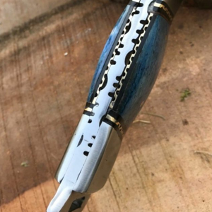 Couteau de chasse artisanal en acier D2 avec manche en os de chameau bleu teinté, lame fixe polie et étui en cuir marron - Product Image 4