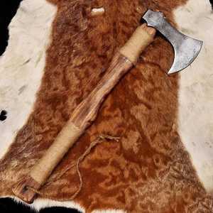 UA Supplies Hache Viking Bushcraft Premium, Hachette Nordique Forgée à la Main, Tête en Acier Fait Main, Manche en Bois, pour Camping et Activités de Plein Air, 4 1/2 pouces - Product Image 6