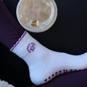 Chaussettes de Pilates antidérapantes personnalisées pour femmes et filles, chaussettes en coton personnalisées avec broderie florale, chaussettes épaisses de type crew, fabricant - Product Image 5