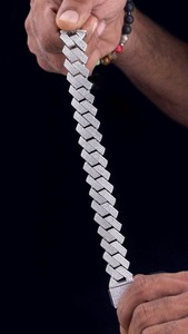 Bracelet cubain de luxe 15 mm en moissanite et diamant, style hip-hop, pour hommes et femmes, exportateur indien, disponible à la vente. - Product Image 3