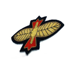 Badges brodés à la main sur mesure en gros, service OEM, écologiques, sans nickel, style luxueux - Product Image 6