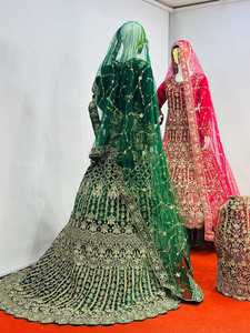 Tenue traditionnelle Lehenga Choli en velours avec motifs brodés et décorations en pierres, robe de mariée et de cérémonie - Product Image 2