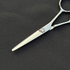 Ciseaux de coiffure professionnels en acier inoxydable de 4,5 pouces, droits, avec pointe de lame affûtée, pour droitiers, ciseaux de précision pour salon - Product Image 3