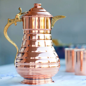 Carafe à eau en cuivre de style oriental avec poignée et bec verseur dorés, pichet en métal durable pour boissons et fêtes - Product Image 1