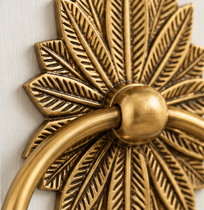 Sonnette de porte en forme d'éventail botanique en bronze doré avec plaque arrière à feuilles superposées et poignée circulaire pour portes d'entrée élégantes - Product Image 4