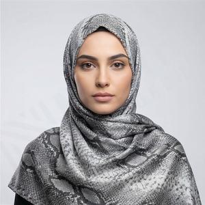 Écharpe Hijab Longue et Douce en Tissu Lin à Franges et Pompons, Imprimé Serpent Scintillant, Couleur Personnalisée, Paillettes, Qualité Premium pour Femme - Product Image 3