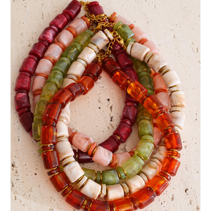 Nouveautés très demandées : Collier à perles cylindriques en résine avec chaîne en acier inoxydable pour les fêtes - Product Image 2