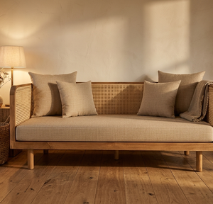 Sofá de Exterior Moderno Kana de 2 Plazas con Incrustaciones de Mimbre de Teca, Resistente al Agua, Multifuncional, para Hoteles Boutique - Product Image 3