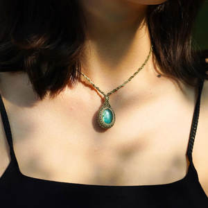 Collier en macramé vert olive fait main avec pendentif papillon en perle d'eau douce et goutte de cuivre, réglable, tendance, pierres précieuses, vente en gros - Product Image 2