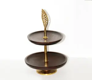 Support à gâteau à 2 niveaux en aluminium et bois de manguier sculpté à la main Fabricant de gros Vente directe d'usine - Product Image 1