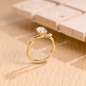 Bague de fiançailles intemporelle en diamant de laboratoire ovale de 2 carats certifié IGI, or 14 carats plaqué or, halo caché, solitaire, luxe, pour mariée - Product Image 4