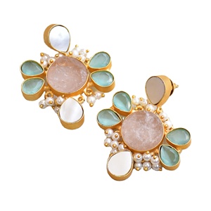 Boucles d'oreilles pendantes en pierres précieuses artisanales avec gouttes de pierres précieuses polies, finition or mat et bijoux de qualité produite par des artisans - Product Image 1