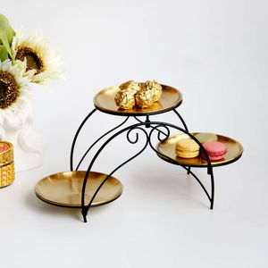 Support à gâteau en aluminium de style traditionnel, fabriqué par un fabricant de confiance, pour une décoration de table de dessert classique alliant art et vaisselle fonctionnelle. - Product Image 1