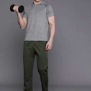 T-shirt gris à manches courtes et col rond pour homme, coupe classique, couleur unie, en jersey tricoté écologique, séchage rapide, style sportif décontracté - Product Image 2