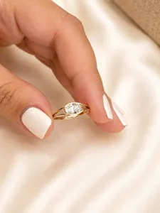 Anillo de compromiso de diamante blanco de corte ovalado en oro amarillo macizo con banda de acento de tallo dividido de estilo oriental y occidental, solitario moderno de medio bisel - Product Image 3
