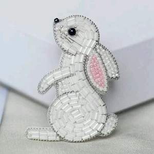 Hermoso broche artesanal con cuentas, elegante joyería de moda para damas a precio económico. - Product Image 1