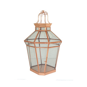 Lanterne à bougie hexagonale géométrique en cuivre et métal poli or rose, avec panneaux de verre, finition en forme de cage à oiseaux, poignée, loquet et finition supérieure en couronne, pour table - Product Image 1