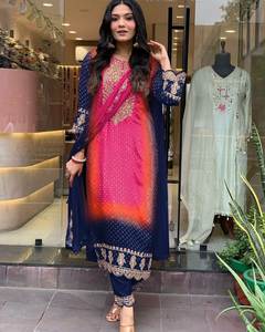 Gujarati Style Culturel Bandhani Imprimé Belle Broderie Cou Conception Genou Longueur Kurti & Pent Avec Dupatta Ensemble Pour Adulte - Product Image 3