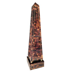 Torre Decorativa Vintage de Cuerno Tesselado y Latón para Decoración del Hogar y Oficina, Artesanía de Cuerno Hecha en India - Product Image 1