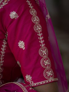 Lehenga nupcial rosa Rani, Lehenga de seda premium, Lehenga Choli nupcial de diseñador, con trabajo de diamantes Jarkan, Lehenga con bordado elaborado, Za - Product Image 4