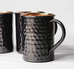 Mug en cuivre avec texture martelée, finition noire, style vintage, utilisation en extérieur, poignée portable incluse - Product Image 4