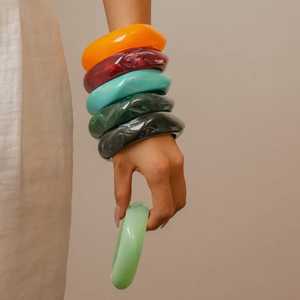 กำไลข้อมือเรซิ่นโพลีเอสเตอร์โปร่งแสงปรับแต่งได้ ลายหินอ่อนหลากสี เรียบหรู สไตล์วินเทจ ของขวัญสำหรับทุกเพศ - Product Image 5