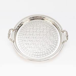 Bandeja de Servir Plateada Moderna y Lujosa con Diseño Grabado y Asas Laterales, Multifuncional para Bodas y Uso Doméstico - Product Image 1