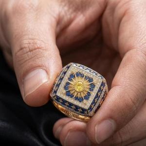 Anillo de cóctel de oro para hombre con diseño de estrella solar y micro pavé de moissanita - Product Image 2