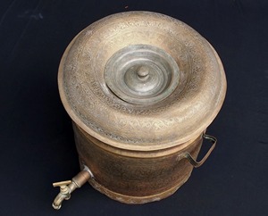 Dispensador de agua vintage hecho a mano de cobre con tapa y grifo, de gran capacidad para uso doméstico. - Product Image 1