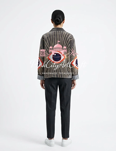 Veste d'hiver luxueuse pour femme, traditionnelle, artisanale, en velours matelassé et coton brodé, style bohème fusion, idéale pour les occasions festives. - Product Image 6