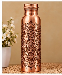 Bouteille d'eau artisanale en cuivre, or rose, motif ondulé moderne gravé, bouchon à vis, vaisselle en métal - Product Image 3
