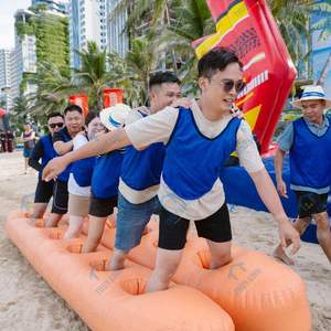 Chaussures gonflables haut de gamme pour team building en PVC toutes saisons Thuy Linh Vietnam, livraison en gros en 5-10 jours, installation facile, transport sécurisé et portable - Product Image 3