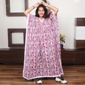 Caftán de Alta Calidad con Diseño Floral Estampado a Mano, Talla Única, Transpirable, Vestido Informal para el Verano, Patrón Rosa y Blanco - Product Image 3