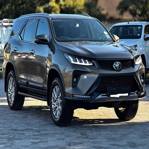 Toyota Fortuner SUV en Excelentes Condiciones para Uso Diario, Automática, Tracción en las Cuatro Ruedas, Neumáticos R19, Asientos de Cuero, Interior Oscuro, Diésel Confiable - Product Image 5