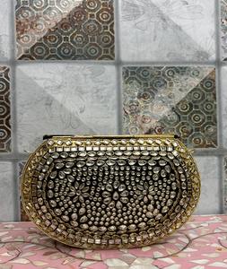 Elegante mini bolso clutch con adornos Kundan y finos detalles, ideal para bodas, bolso de mano metálico de F S International. - Product Image 3