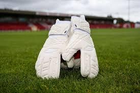 Gants de gardien de but de football blancs, respirants, avec paume en latex, protection des doigts, sangle de poignet réglable, pour l'entraînement et les matchs de football - Product Image 1