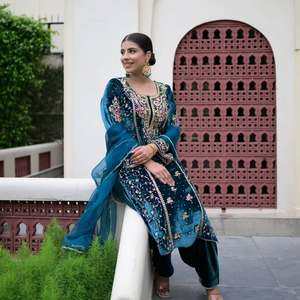 Ensembles de créateurs pour femmes Top en velours de viscose pur Plazzo et Dupatta pour un look de fête - Product Image 3
