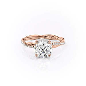 Anillo de Compromiso de Moissanita con Corte Redondo en Oro Amarillo con Banda de Diamantes y Diseño de Trenzado - Product Image 5