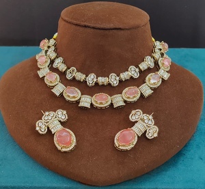 Conjunto de collar de doble capa inspirado en Sabya Sachi de calidad premium, ideal para atuendos étnicos y occidentales, para fiestas, con hermosos aretes. - Product Image 1