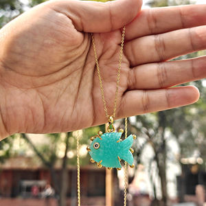 Collier pendentif poisson sculpté à la main en amazonite naturelle sertie de griffes, avec chaîne en laiton plaqué or 18 carats, design perlé - Product Image 5