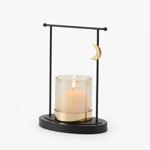 Ensemble de porte-bougies élégants en métal doré avec cylindres en acrylique et poignées cintrées pour une décoration intérieure chic et une ambiance lumineuse. - Product Image 5
