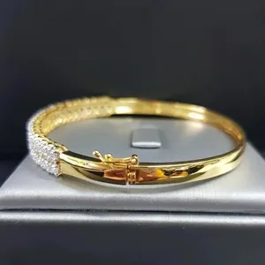 Brazalete Elegante para Mujer, Tishya, con Diamante Moissanite de Corte Redondo de 4 Ct, Chapado en Oro Amarillo de 14k - Product Image 2