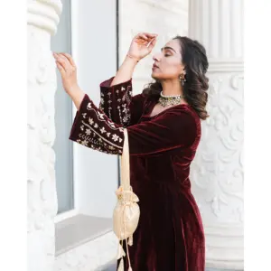 Ensemble Salwar Kameez en velours brodé exquis, avec pantalon et ensemble Kurta deux pièces - Product Image 3