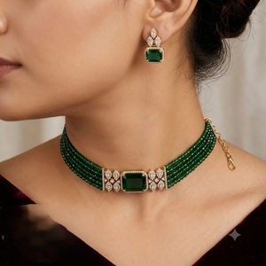 Conjunto de Collar y Aretes Clásicos con Perlas de Imitación Chapadas en Oro, Diseño Geométrico con Circonitas Cúbicas de Corte Asscher, Joyería para Mujer - Product Image 2