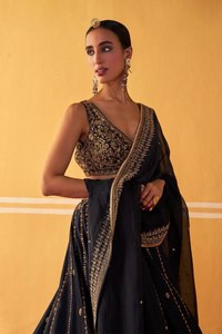 Conjunto de Lehenga Choli Negro Bordado con Dupatta de Trabajo Elaborado, Cuello en V, para Fiesta Nupcial, Ropa India Pakistaní - Product Image 3