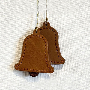 Juego de Adornos Navideños de Cuero Hechos a Mano con Diseños de Casa de Árbol, Estrella, Tortuga y Campana con Detalles de Costura, Decoración Perfecta - Product Image 3