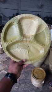 Assiettes rondes jetables traditionnelles en feuilles de palmier biodégradables et compostables Arya Digital, en provenance du Madhya Pradesh, pour les fêtes - Product Image 3