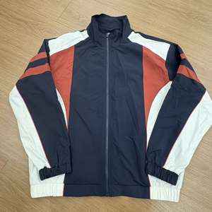 Ensemble deux pièces décontracté et sportif personnalisé : Blouson coupe-vent bomber en nylon zippé coupe ample contrastant et pantalon de jogging oversize - Product Image 2